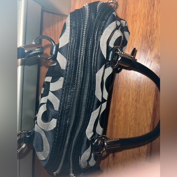 Women Coach Shoulder Bag - Picture 4 of 10